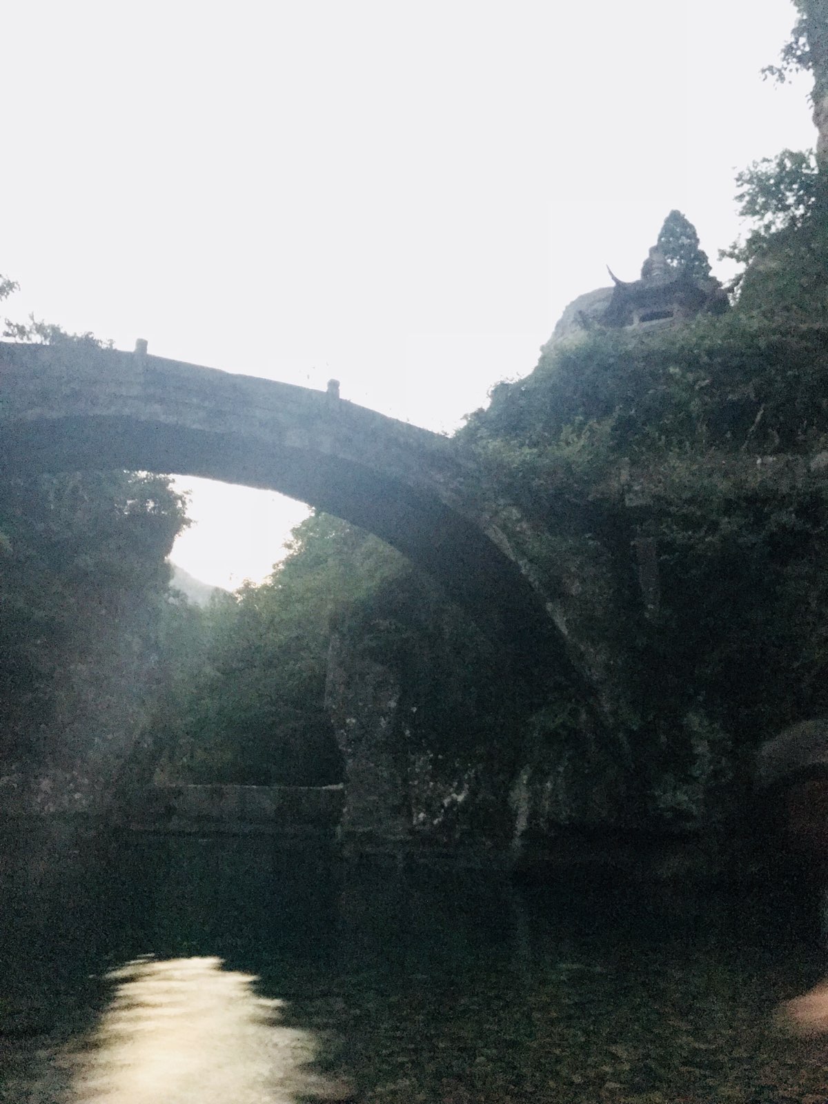 灵峰的观音洞很神奇，还有琅琊榜的果盒桥，夜景只有跟着导游走才知道是什么