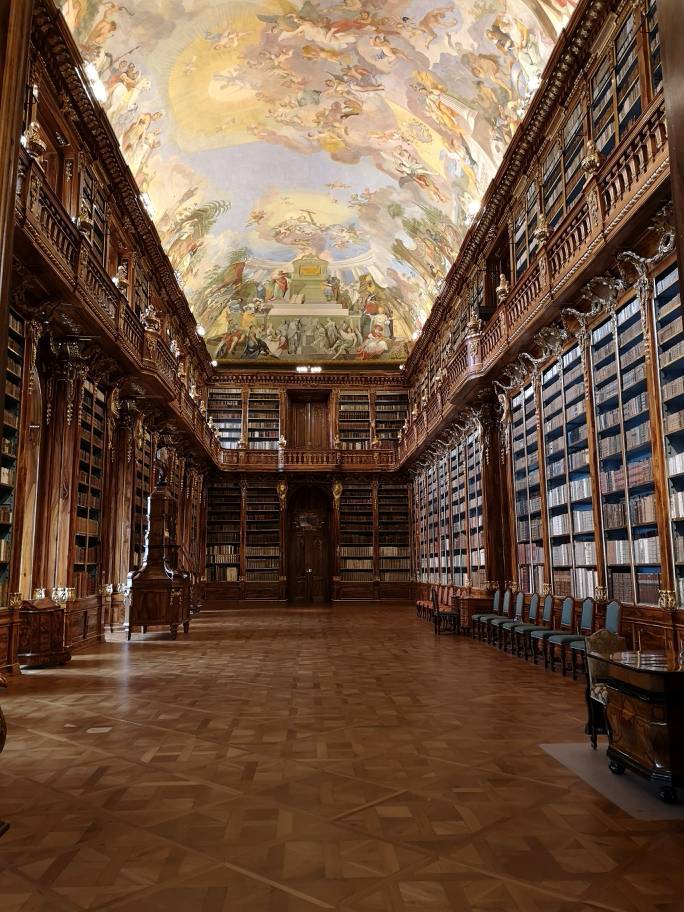 作为捷克境内最富有的修道院，斯特拉霍夫修道院有两座图书馆，这里最出名的