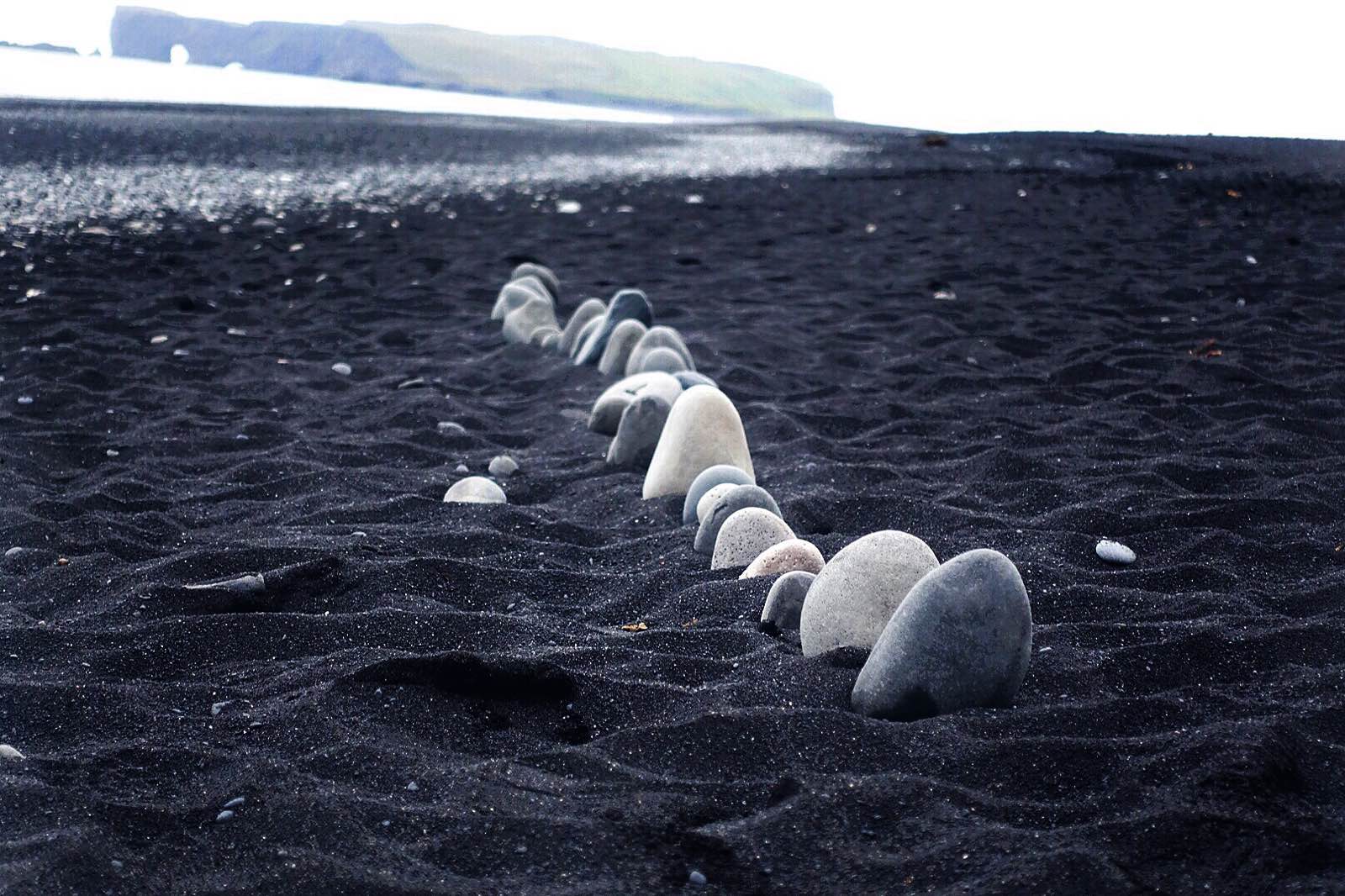 前面三张照片就是滑翔伞了！中间两张是黑沙滩，纯白色的海，配着黑色的砂石