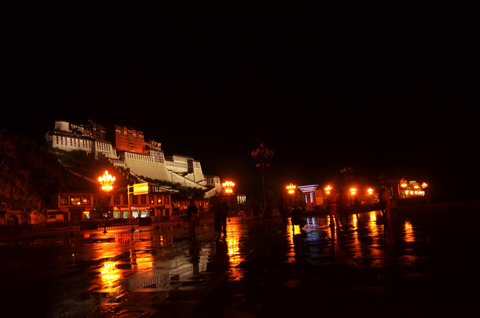 傍晚拉萨开始下雨，真是雨后别有味道，布达拉宫前的广场倒影出各种影像。我