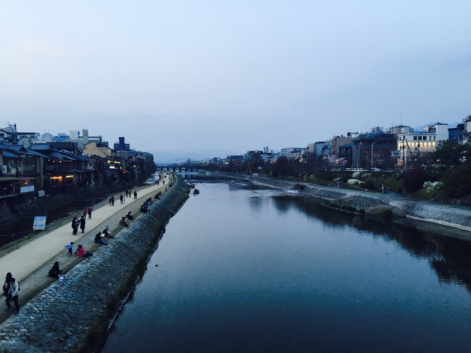 日暮时分走到鸭川，在桥上眺望时想到，日本动漫里的河岸，草地会蔓延至河床