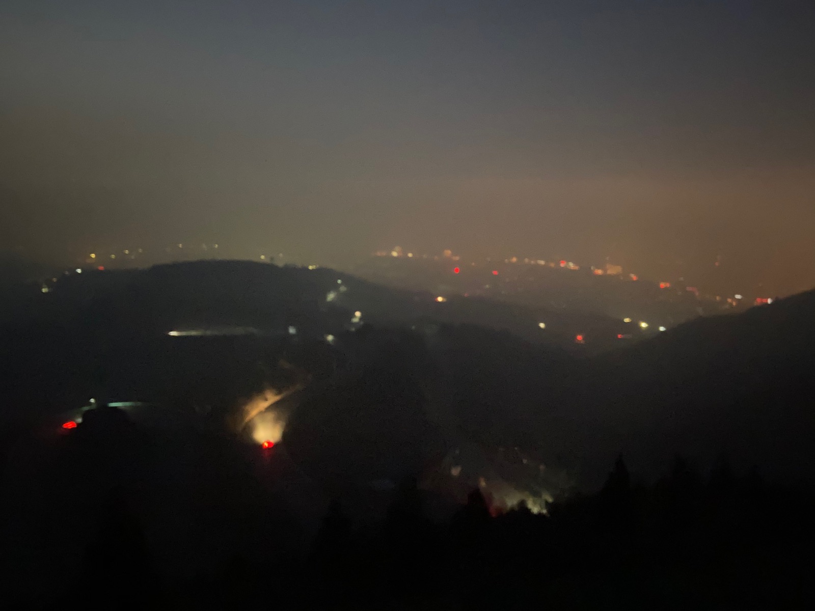 晚上上的骊山，从山上可以看到星星，西安那两天雾霾非常严重-骊山国家森林公园