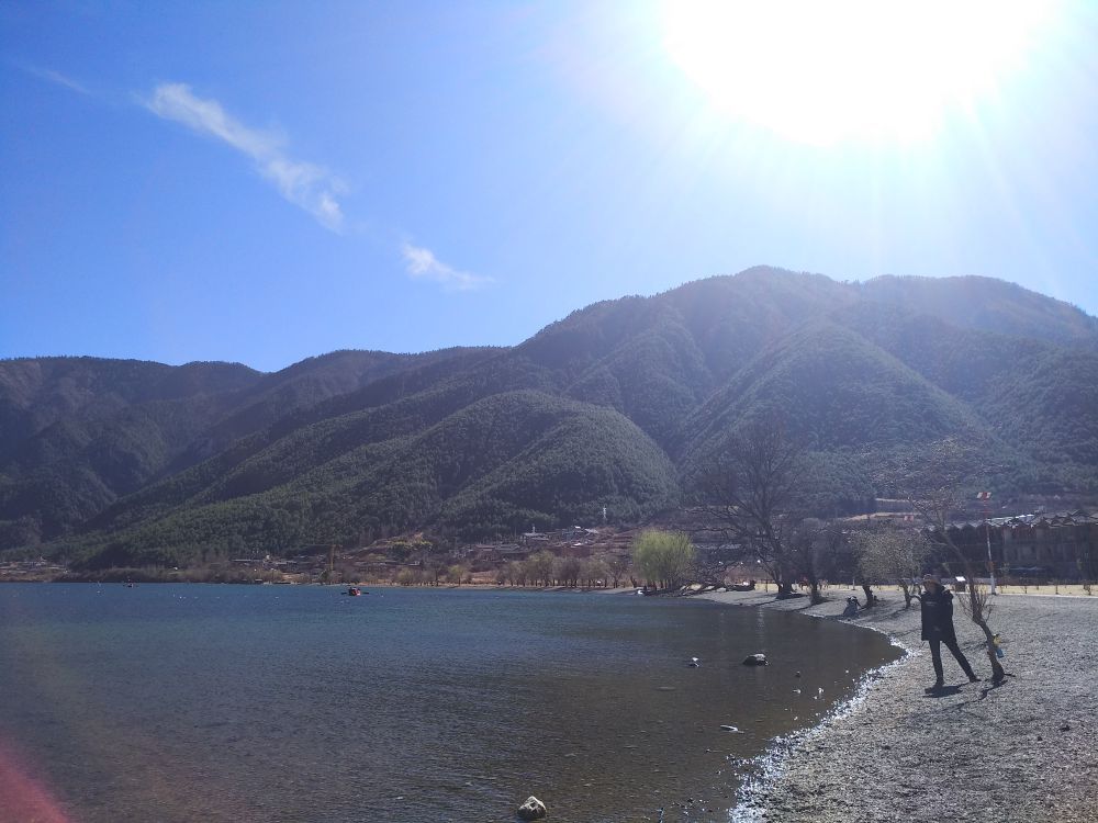 自由行游泸沽湖的方法有很多种，推荐骑电动车环湖一周，玩得慢一点差不多要