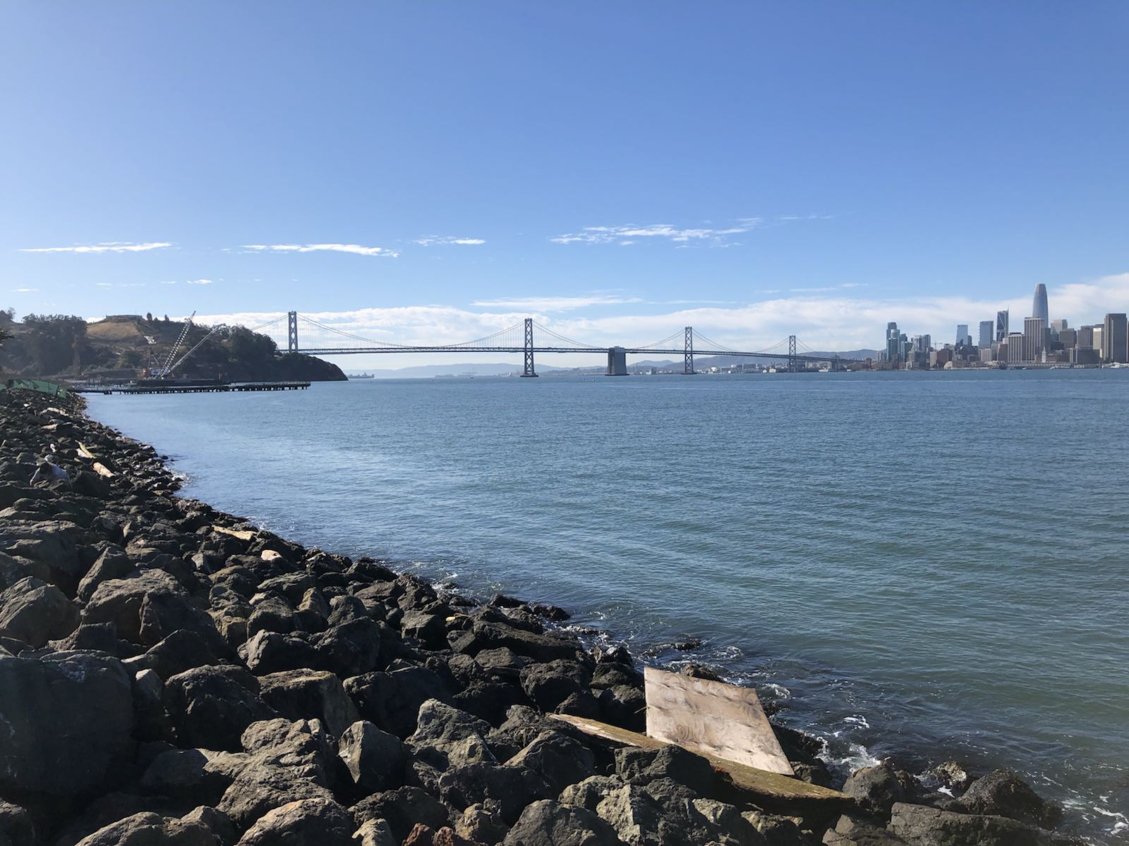 介在湾区大桥中间的一座岛屿，在这个岛屿的北侧能将旧金山城区的样貌一览无