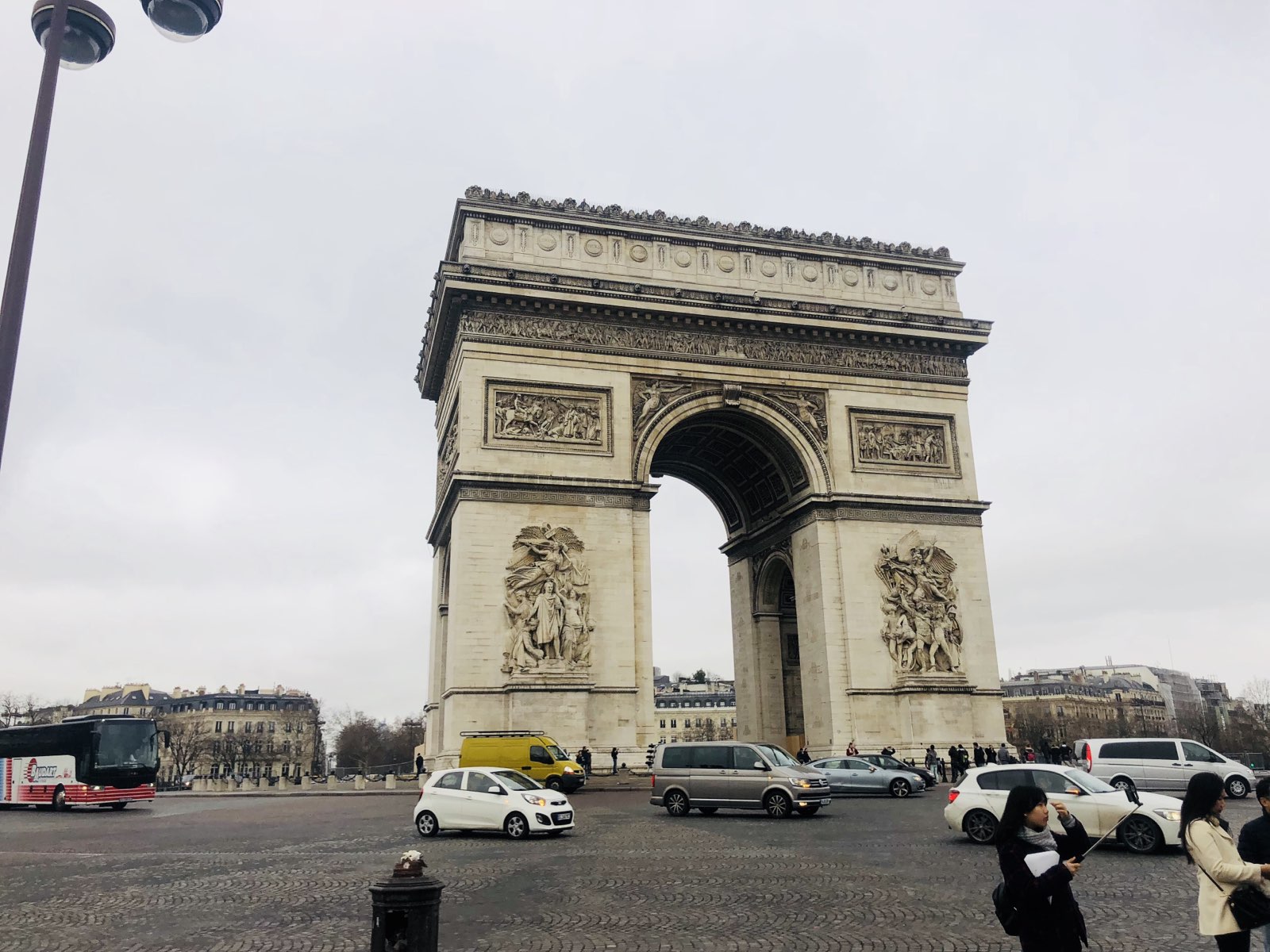 从凯旋门看四周 鸟瞰巴黎的感觉 车水马龙 又独特与国内 巴黎真的非常美
