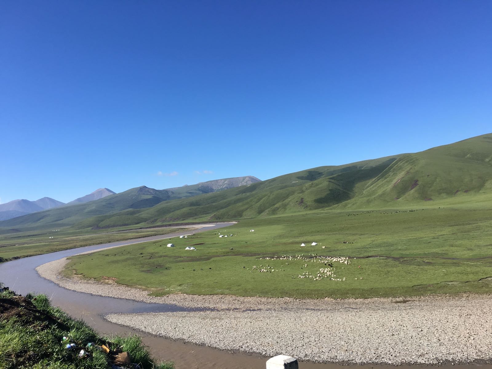 从青海海北藏族自治州到青海湖，沿途是一望无际的祁连山大草原！心也慢慢沉