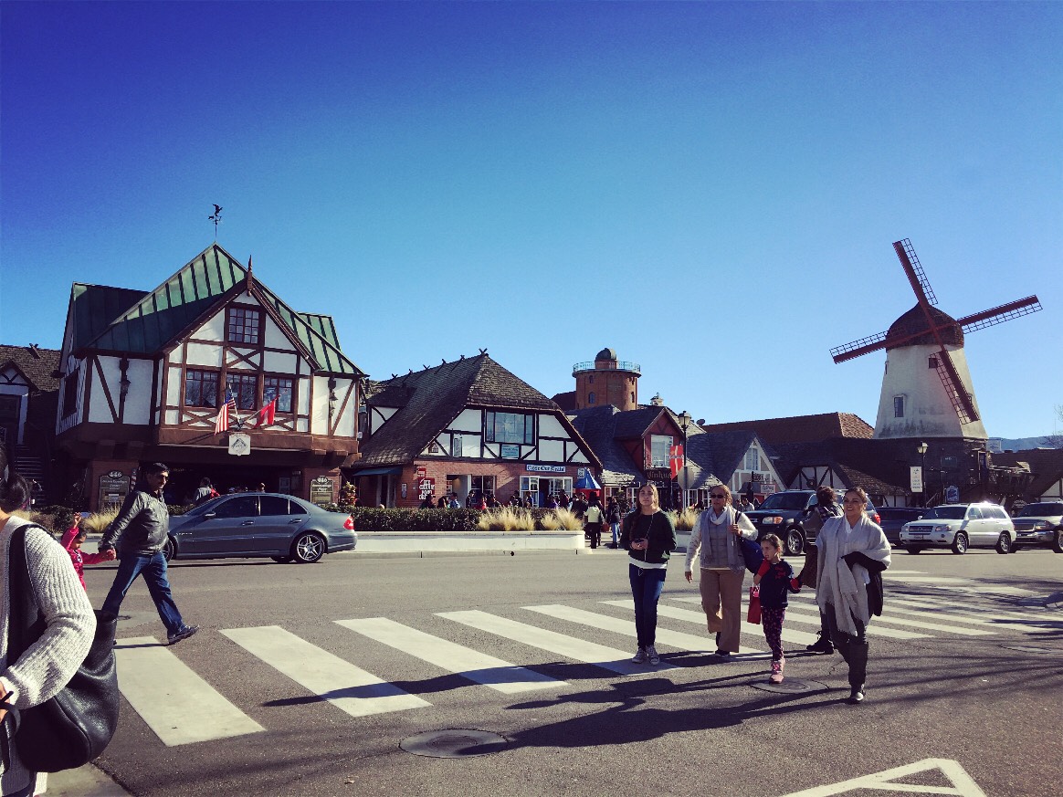 丹麦村，欧洲风情的小镇。如果不是节假日人多车多，相信会更写意。尽量挑了