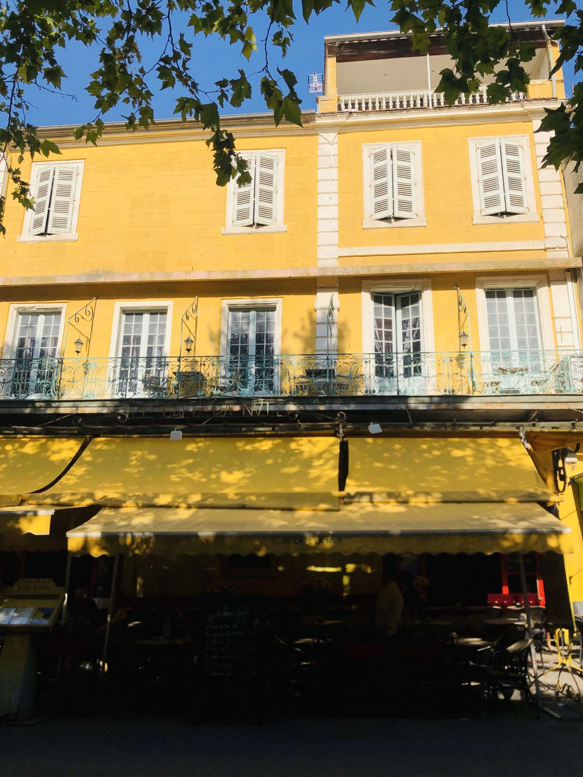 咖啡馆原作的原型咖啡馆，食物一般，就是念着这个黄色，路上还偶遇一片向日