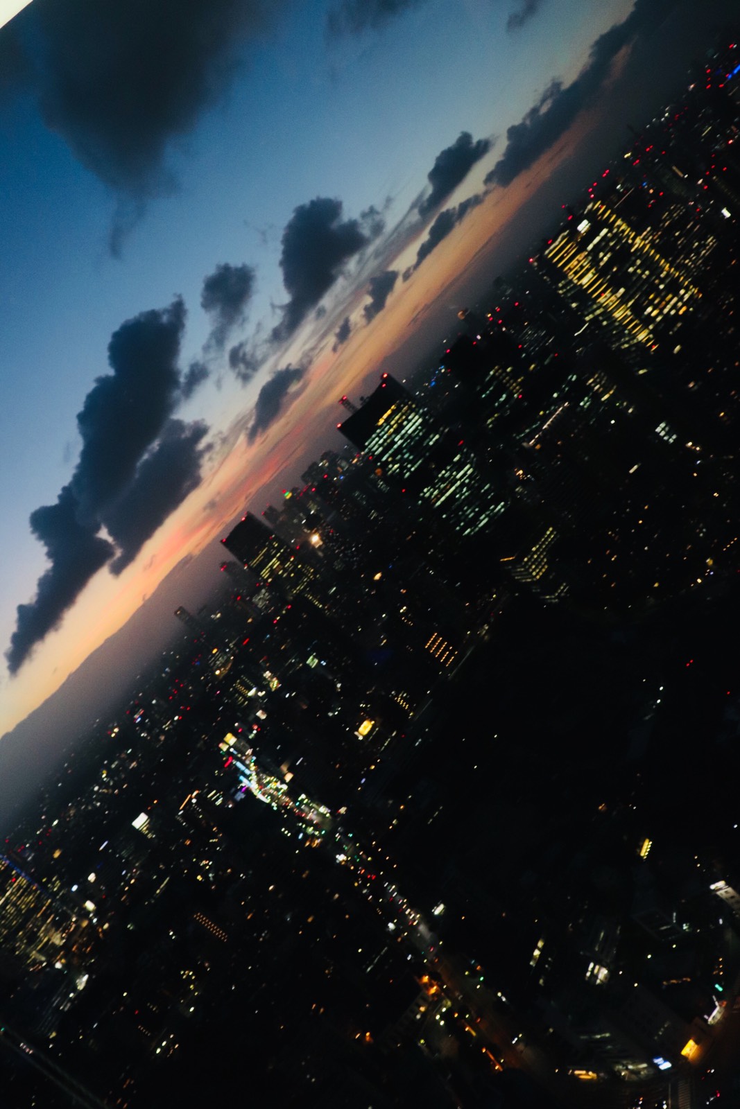 东京塔上的夜景很美，买了186的top票，越往上景色越精彩。一个花了5