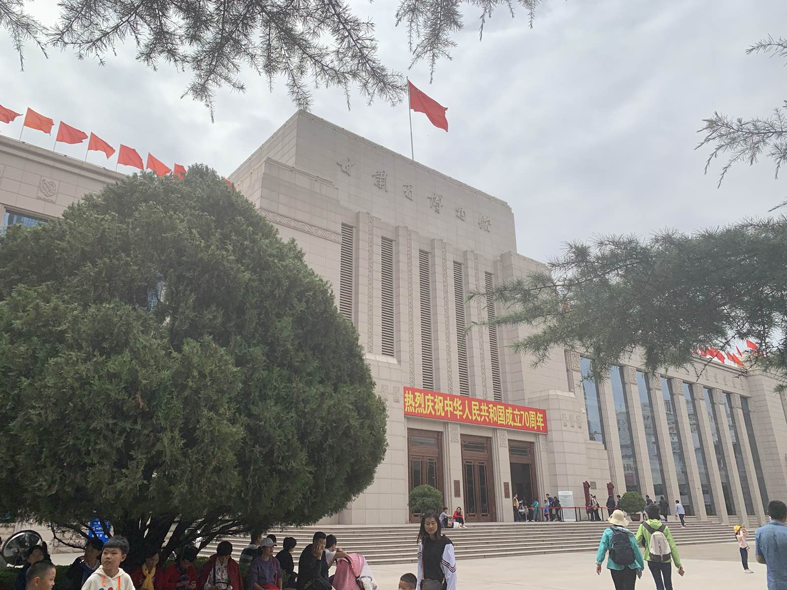 甘肃省博物馆馆藏文物35万余件；在黄河母亲公交站坐金城观光公交线就能到