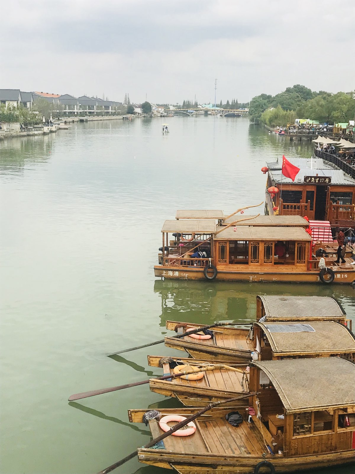 今天在朱家角巧遇赛艇比赛，放生桥上观望淀浦河，美如画。古镇里永远是人山