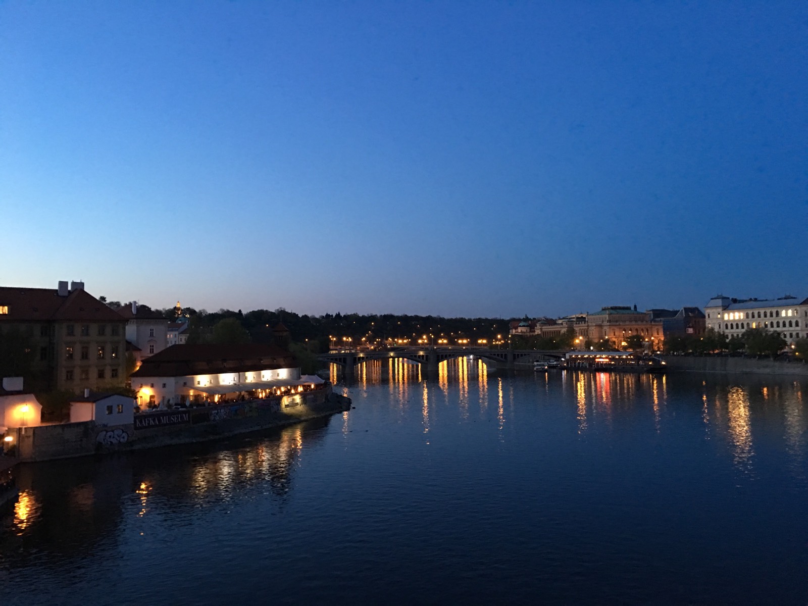 横跨伏尔塔瓦河的18座大桥中最著名也最能代表游人眼中的布拉格的查理大桥