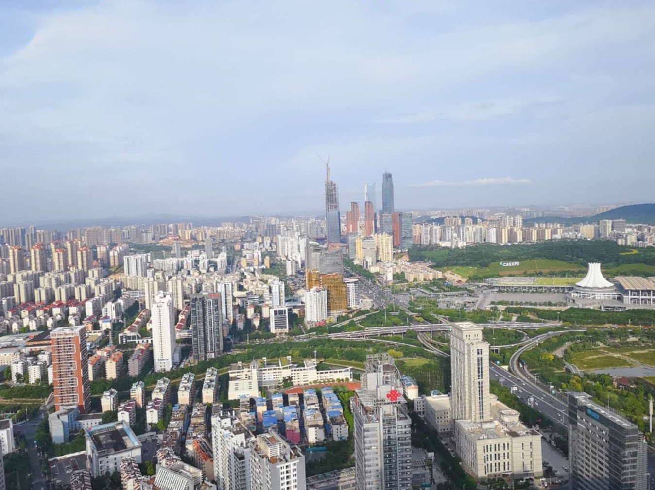 卖点是中国西南最高楼，可360度俯瞰南宁市区。但绝大部分是隔着玻璃观望