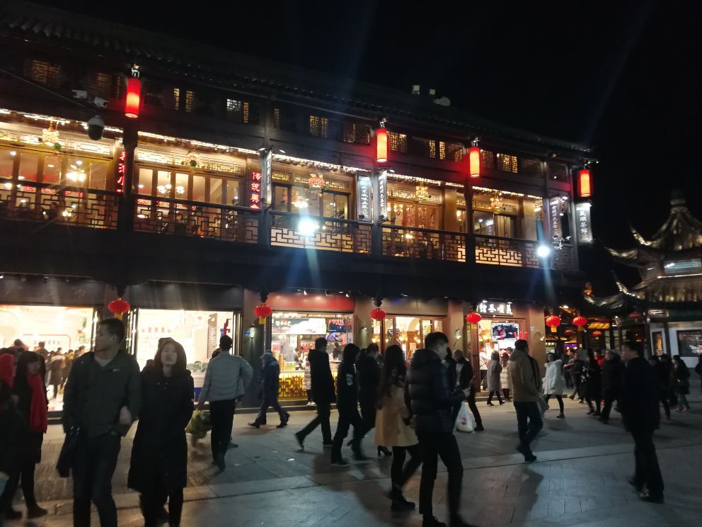 夫子庙  超繁华的商业街  （ '▿ ' ） 去的时候依旧是晚上  去