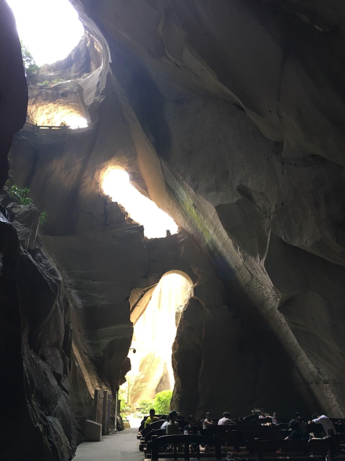 天然洞窟变成采石场，又变成旅游景点，蛮特别的景观。巨大的洞窟不见天日在