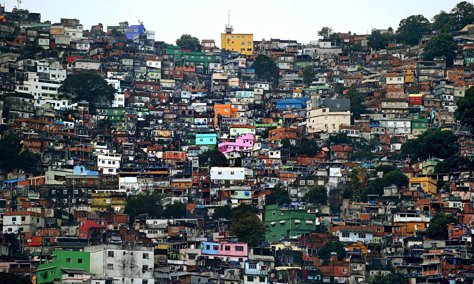 巴西是世界上贫富差距最大的国家之一，富人有豪宅、私人管家、厨师和保镖；