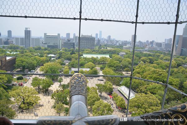 看到天守阁就想起游戏来了……大阪城公园很大，天守阁又是著名景点，人自然