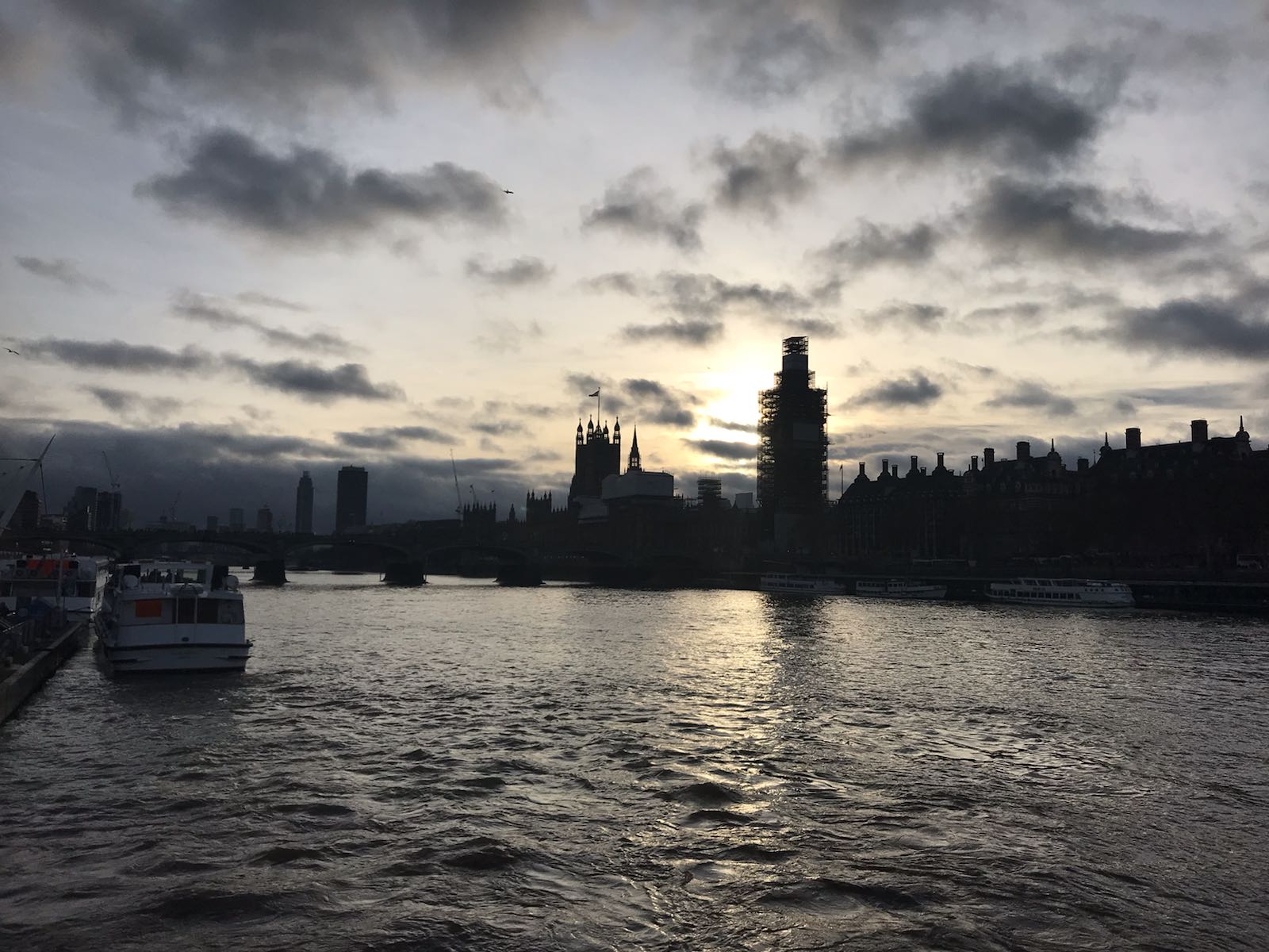 从西敏寺旁边码头上船很方便，可以游览泰晤士河，观看两岸风景，特别是伦敦