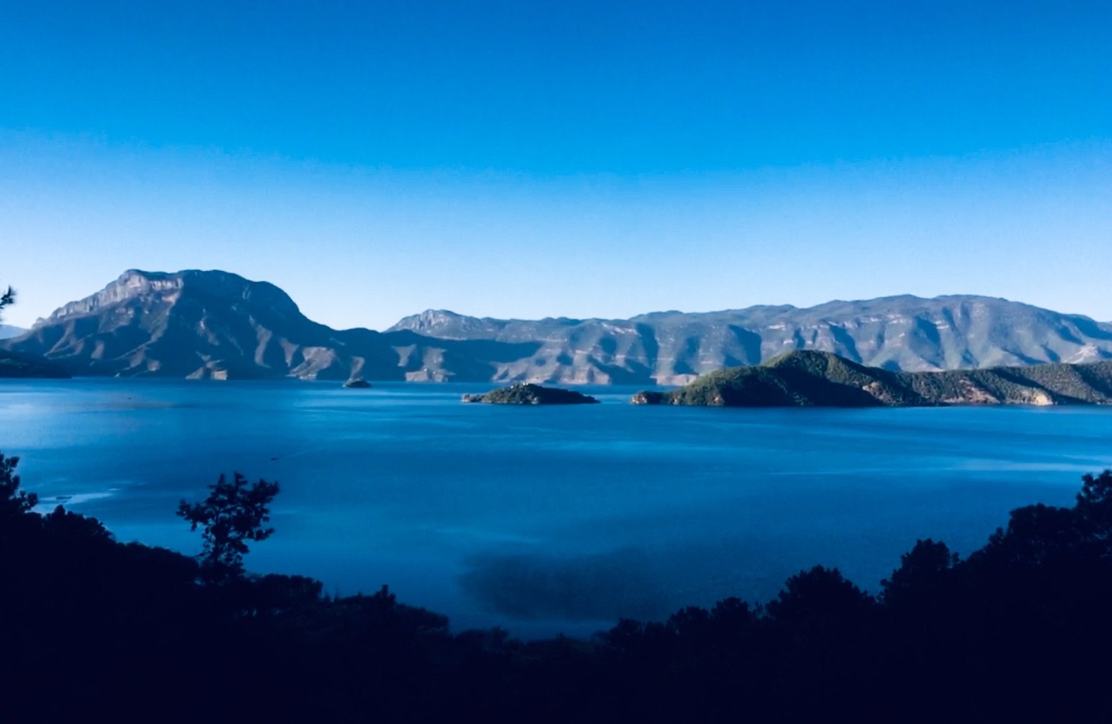 泸沽湖的美足足可以写一部地理传记，只言片语只能描绘个大概，环湖一路的景