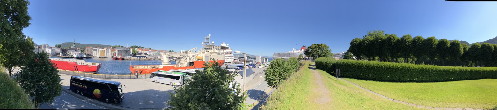 就在酒店旁边，塔楼在装修，可以眺望布吕根码头