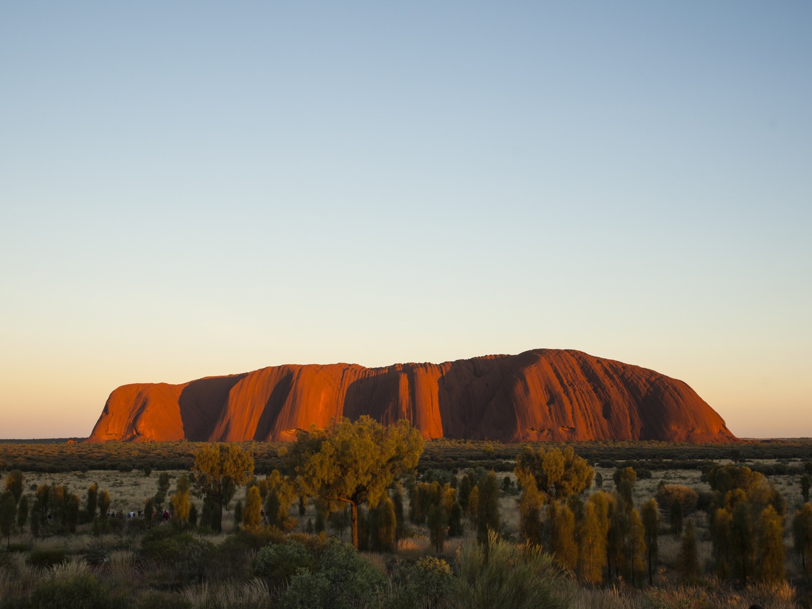 世界上最大的石头，当地人的圣石，为平复当地人的情绪，澳洲政府决定从20