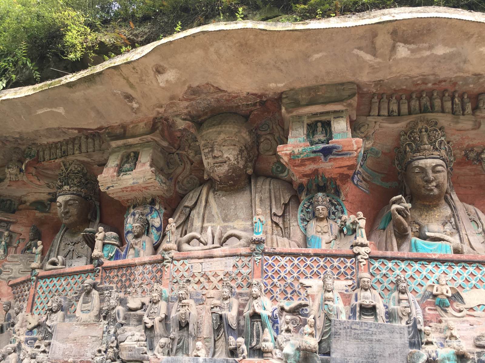 大足石刻和莫高窟、龙门、云冈都很不一样，很世俗化，像是普通百姓修建的。
