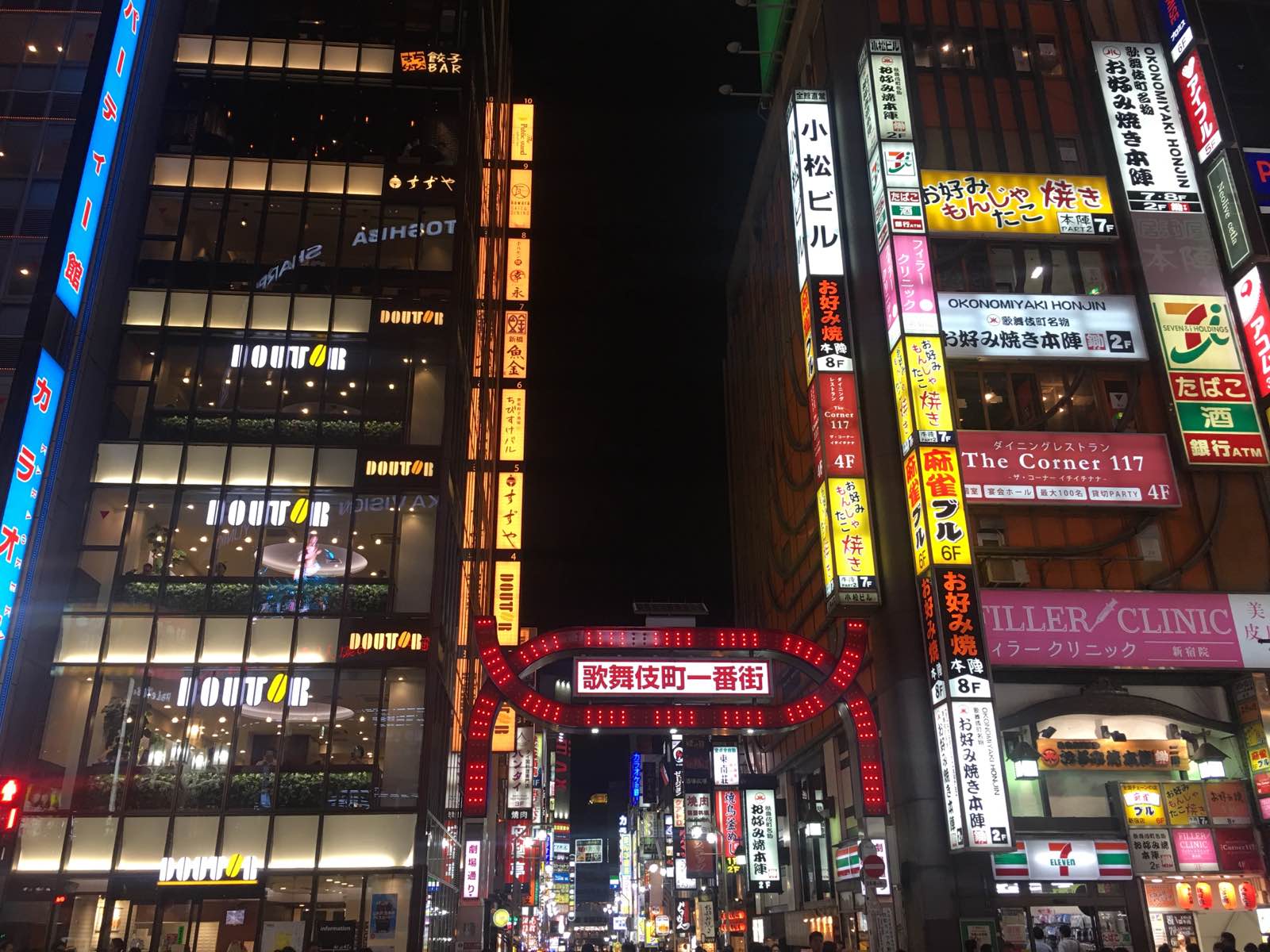 吃完晚饭回到新宿站继续逛街，旁边就是歌舞伎厅，超级热闹！外国人也多，商