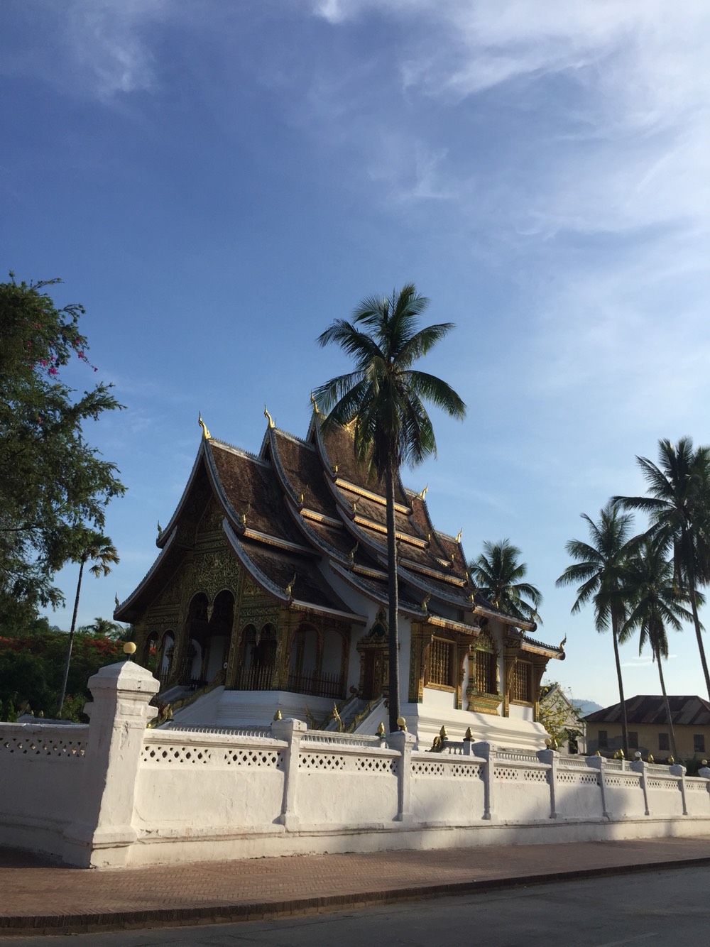 一大早我便跑出去拍照，寺庙依然纯朴，跟泰国有点像！其实这地方可以多玩几