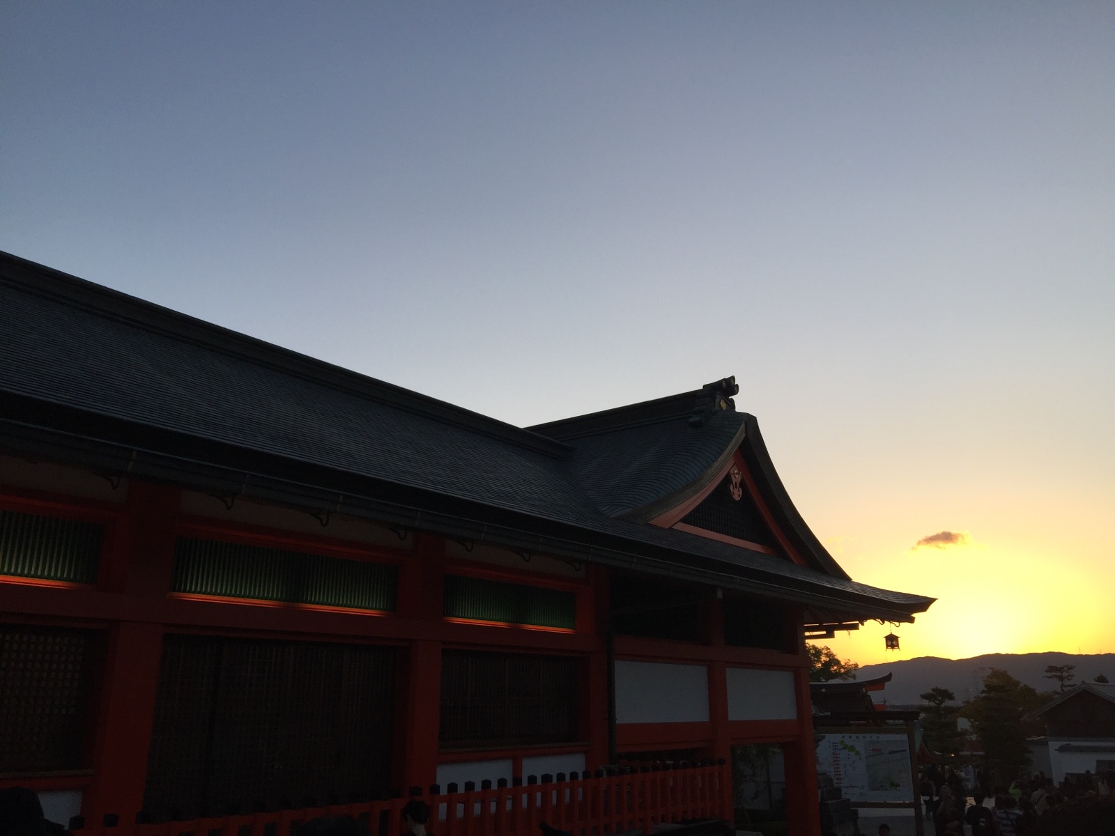 京都站坐JR奈良线到稻荷（幸亏有个台湾口音的美女给我们指了路线，不然就