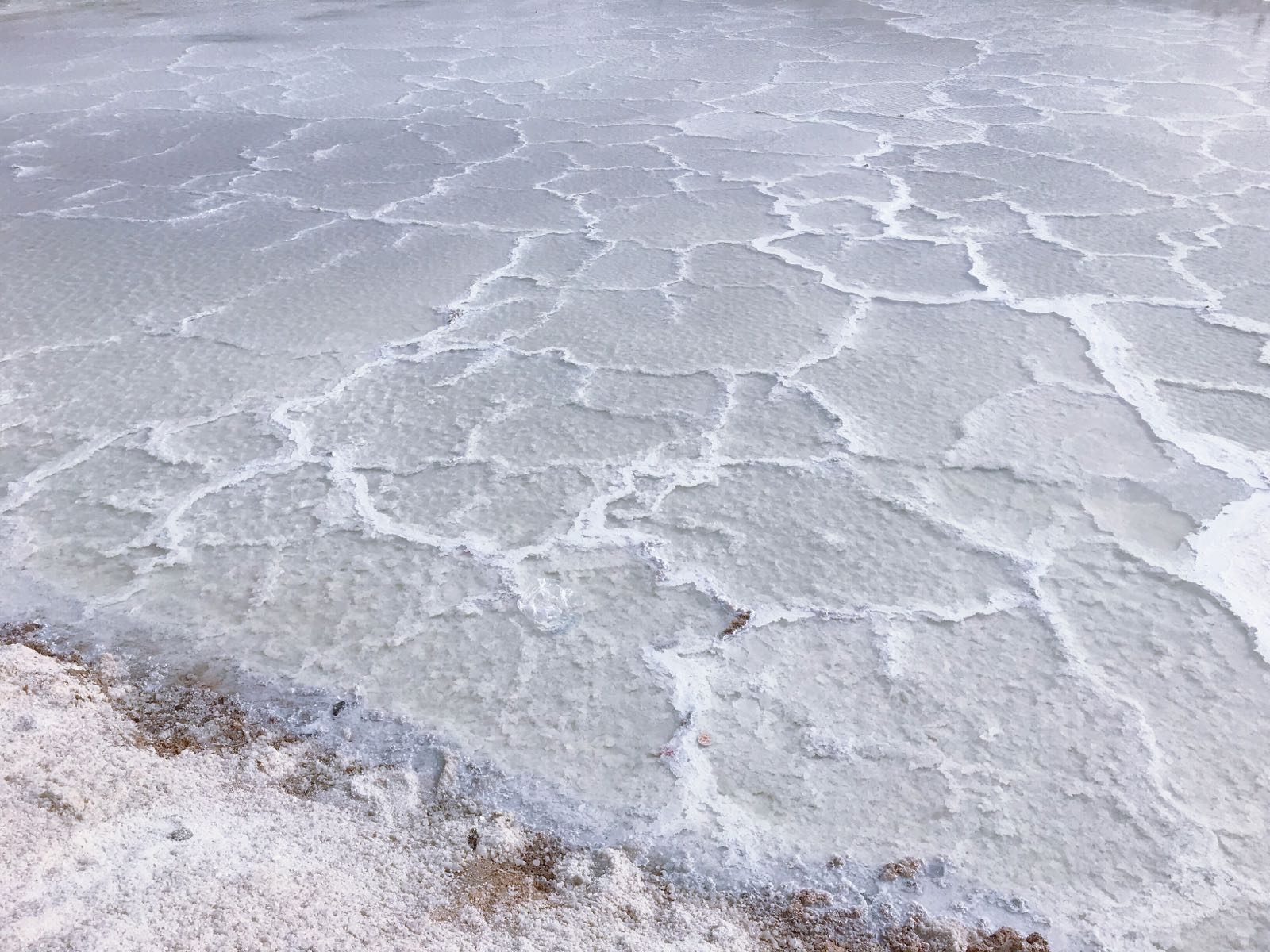 终于到了心心念念的茶卡盐湖。可惜因为最近在整修还是什么，把水排干了，所