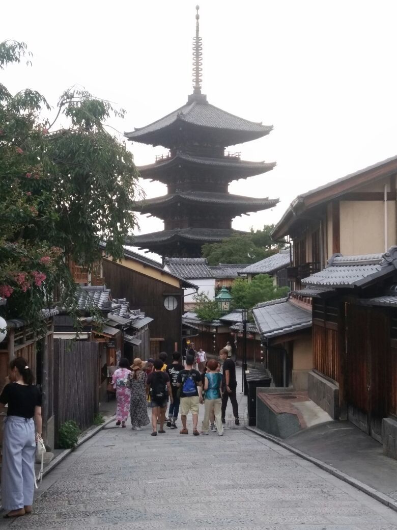 从八坂神社到清水寺也是步行，一路上也有很多小店，可以逛逛。很喜欢日本的
