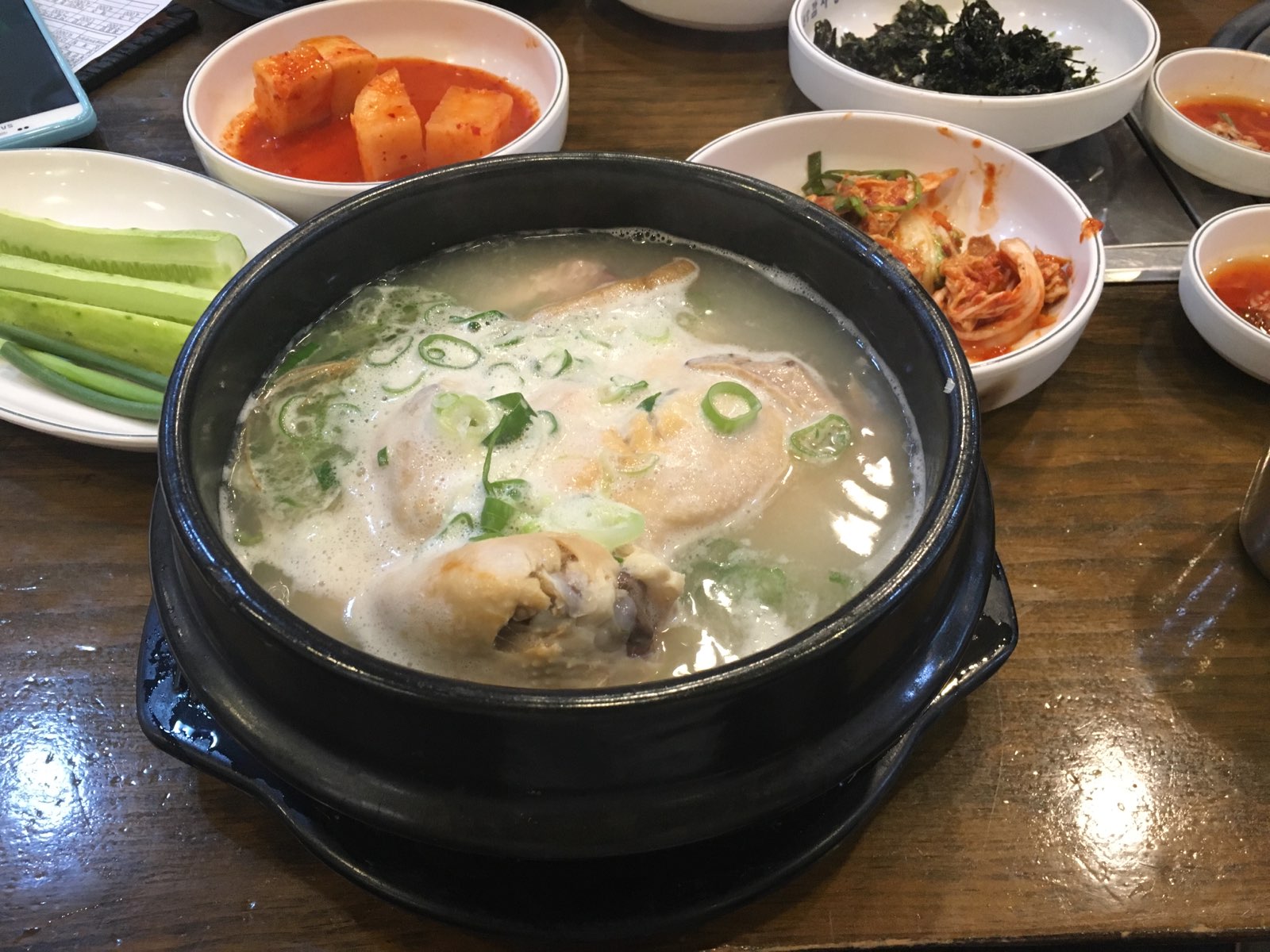 来首尔的第一顿，对参鸡汤彻底失望，看着汤挺浓的却没味道，肉也太烂没嚼劲