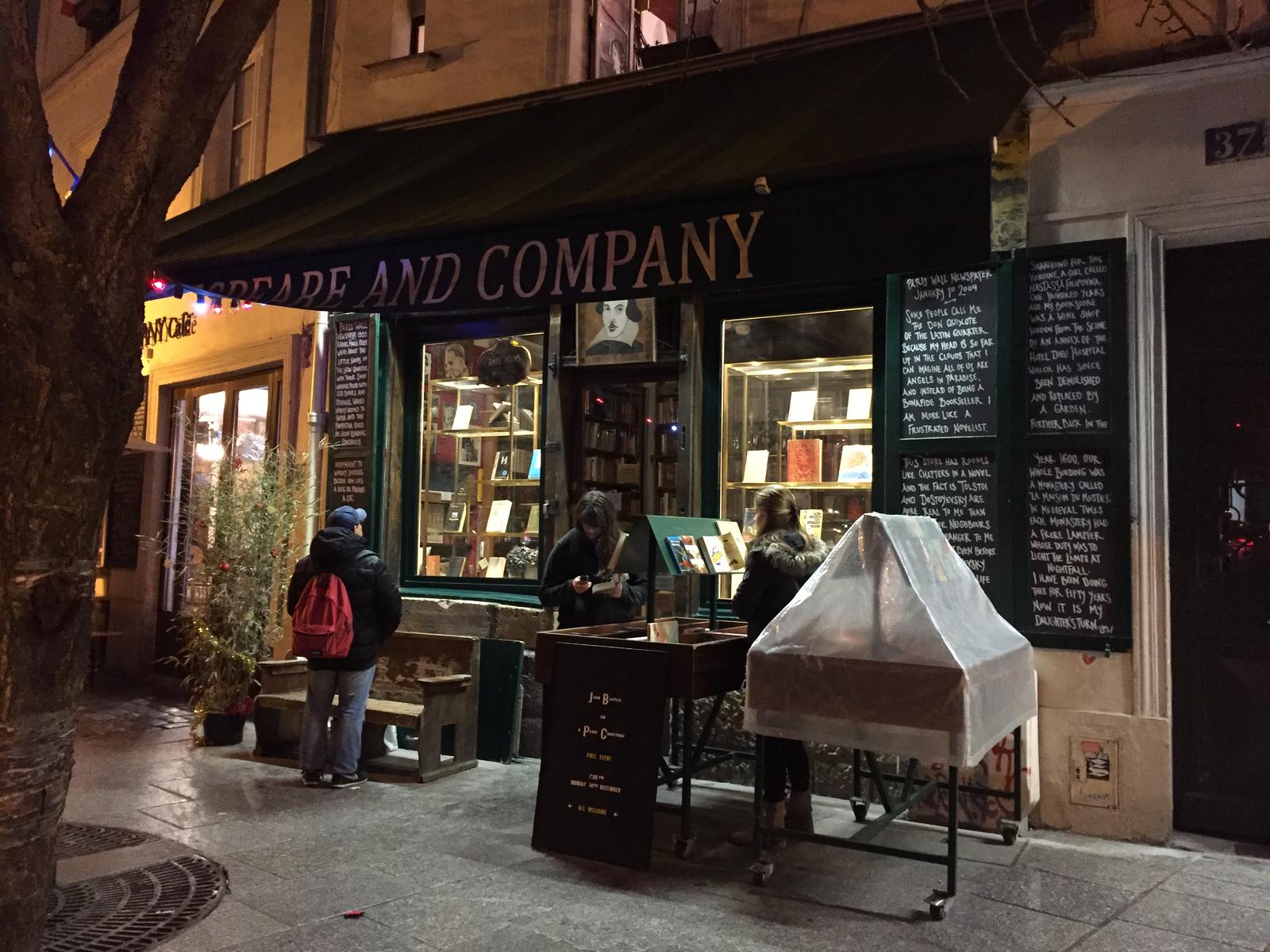 莎士比亚书店位于塞纳河左岸，这里也是巴黎文艺气息浓重的地方。最早知道莎