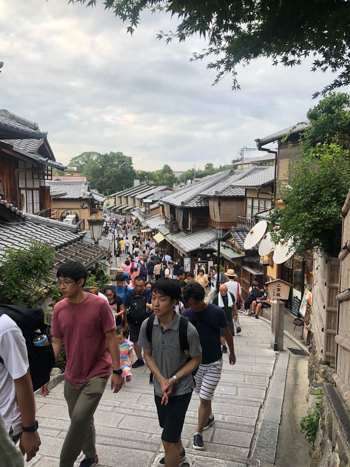 很有感觉的石子路，以清水寺为背景，窄而长，是京都不可不去的地方-京都