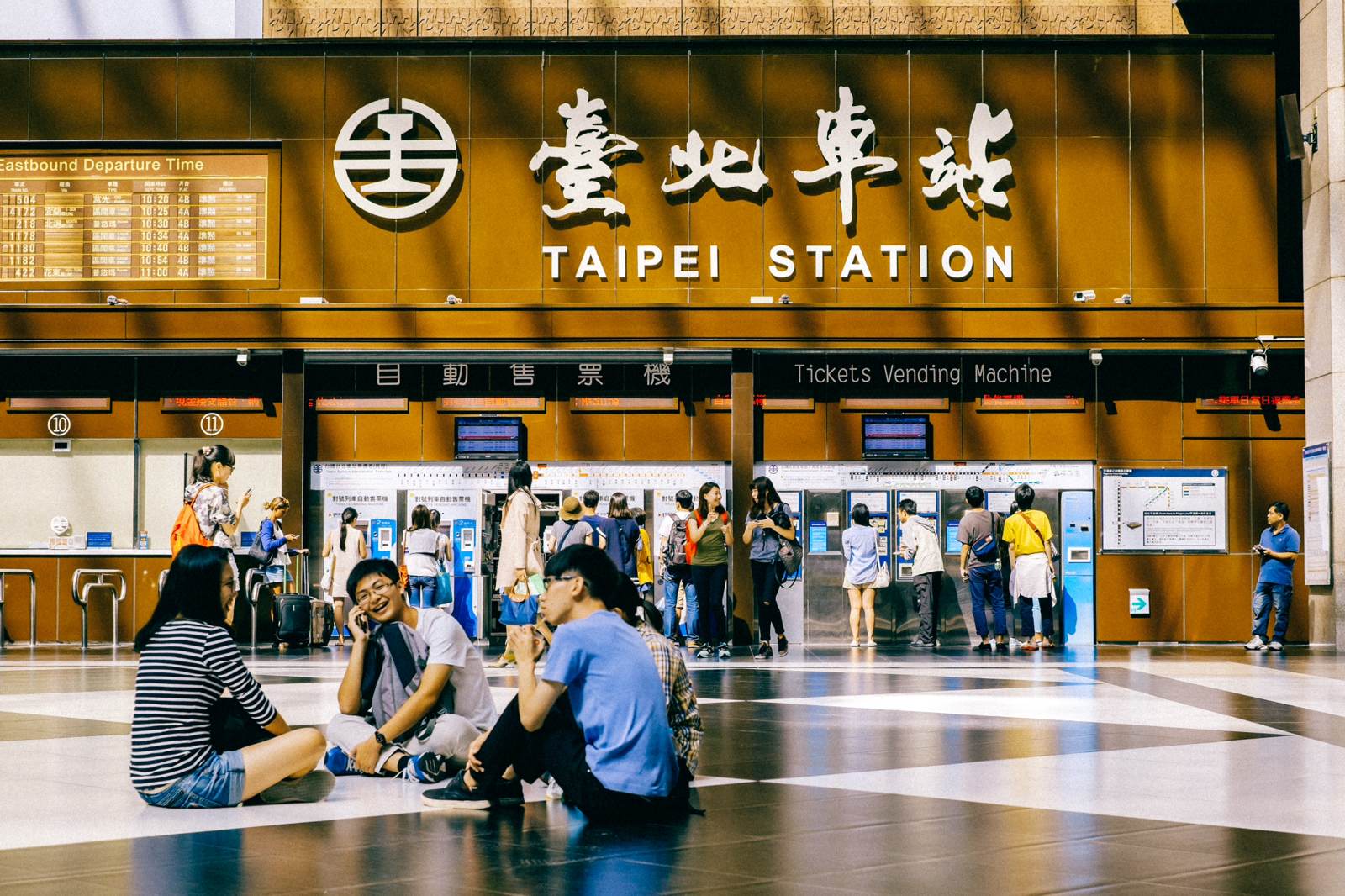 台北车站真的是名副其实的交通枢纽，捷运、台铁、高铁都在一起，完全可以做