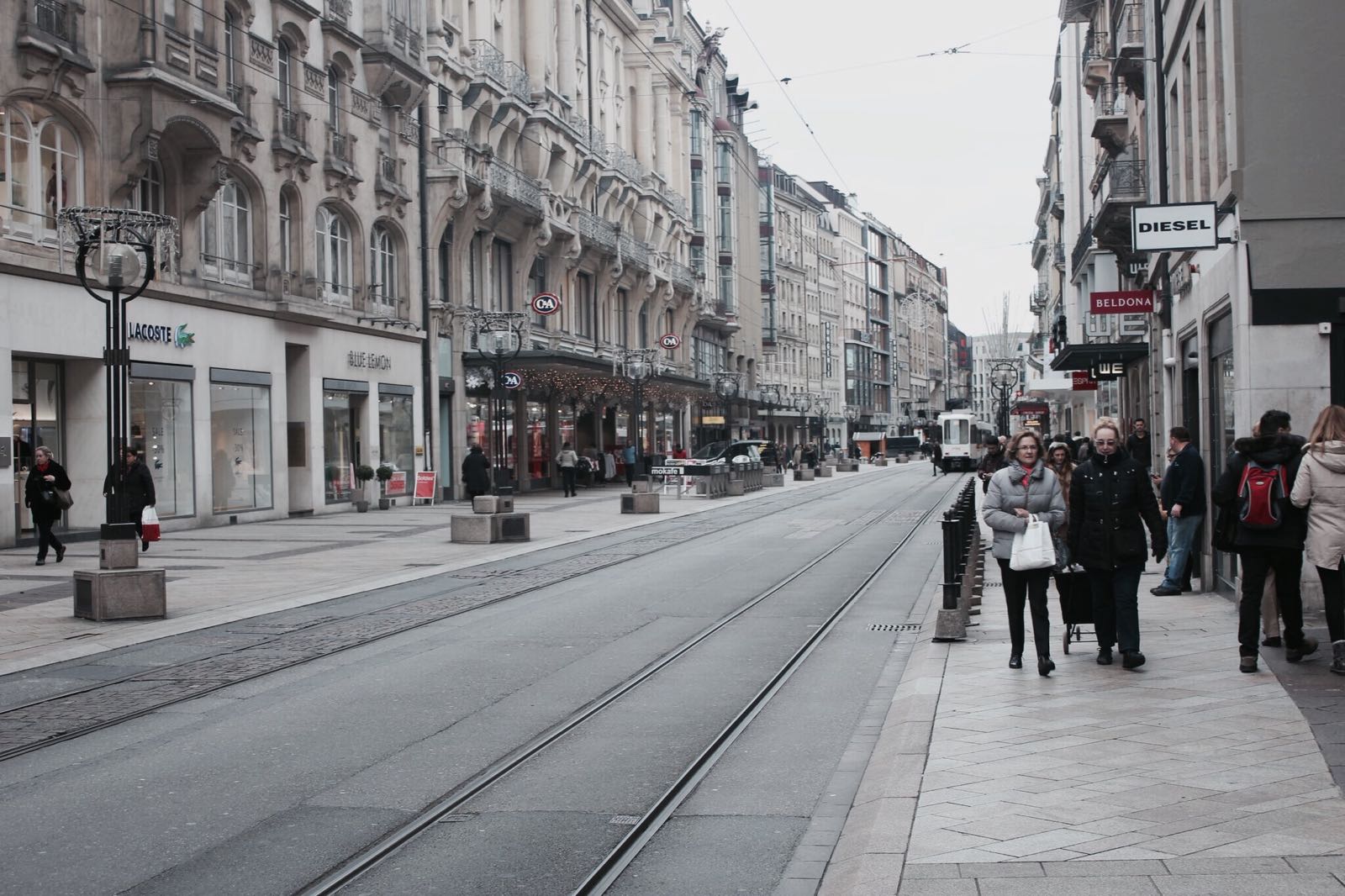 日内瓦的街道有点无聊 有的只是各种大牌shopping整个街道都好安静