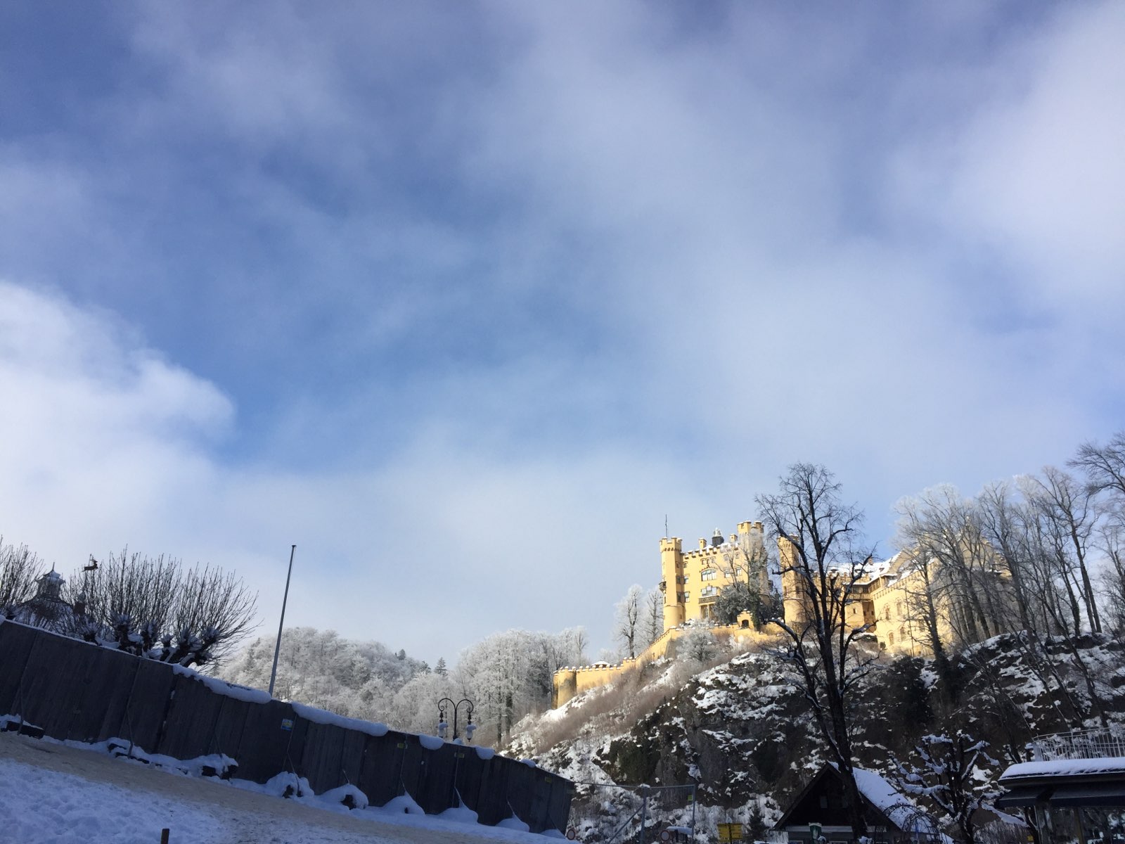 早上雾蒙蒙的只能看到影子，等参观完城堡内部下山时，阳光照散了晨雾，露出