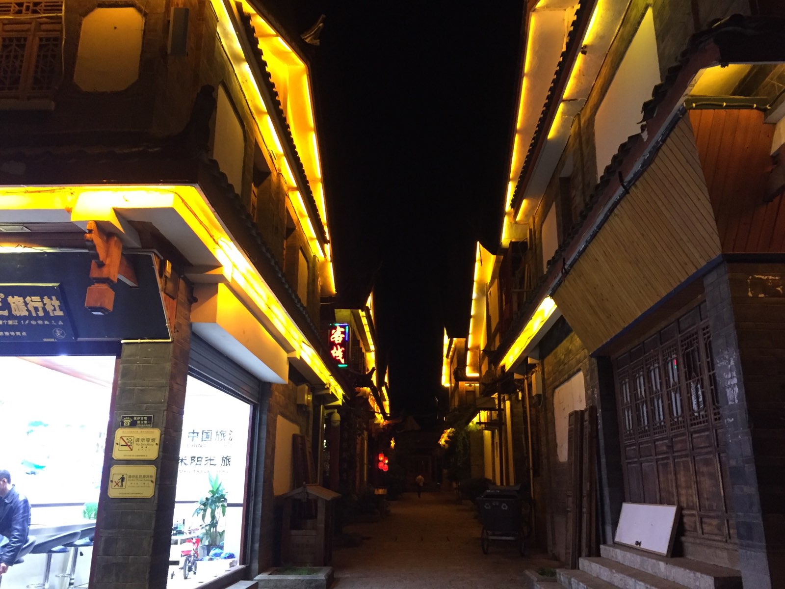 早上的丽江古城没什么人，而很多店铺还没开门，古城逛了好几次，人数晚上最