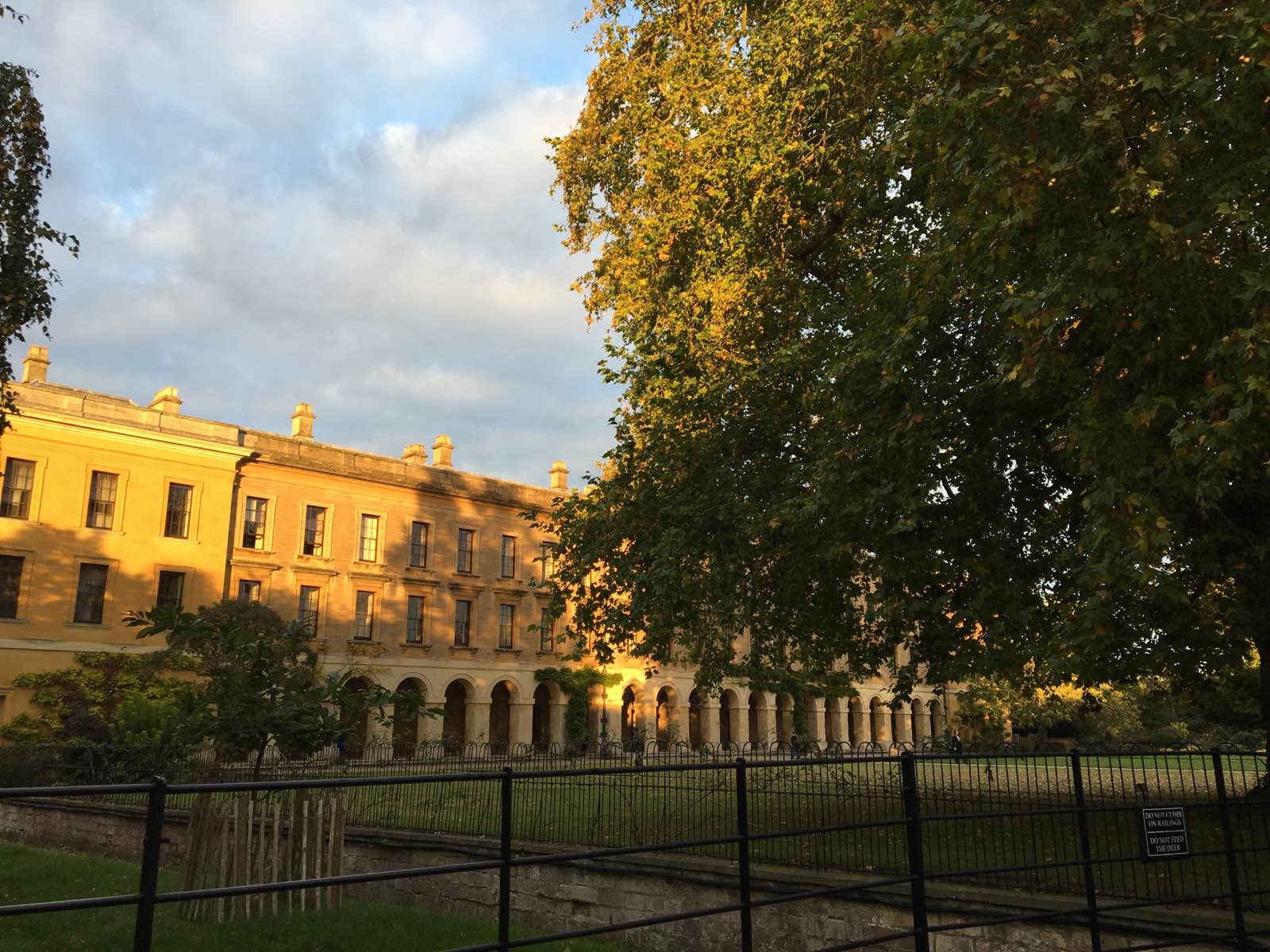 被称为牛津大学最美丽的学院，坐落在高街的东端，查韦尔河畔，背倚广阔的园