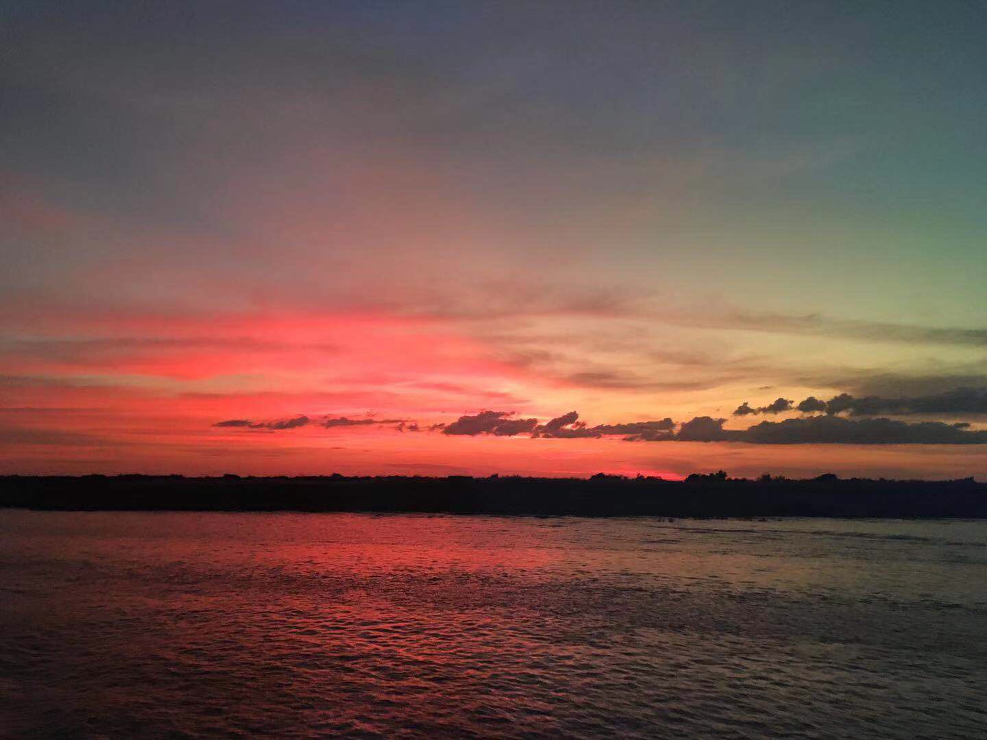 下午4点，启程去洞里萨湖：东南亚最大的淡水湖，看日落。    天公作美