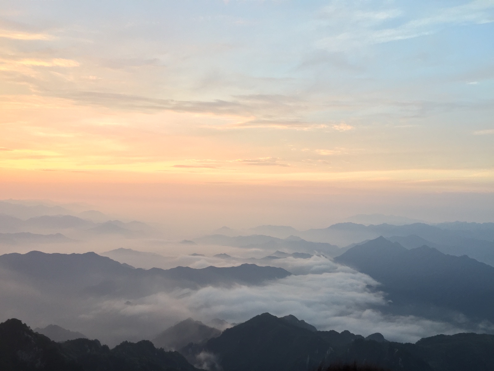 日出云海，美不胜收，海拔2211.6米，是中原地区最高的地方，被称为“