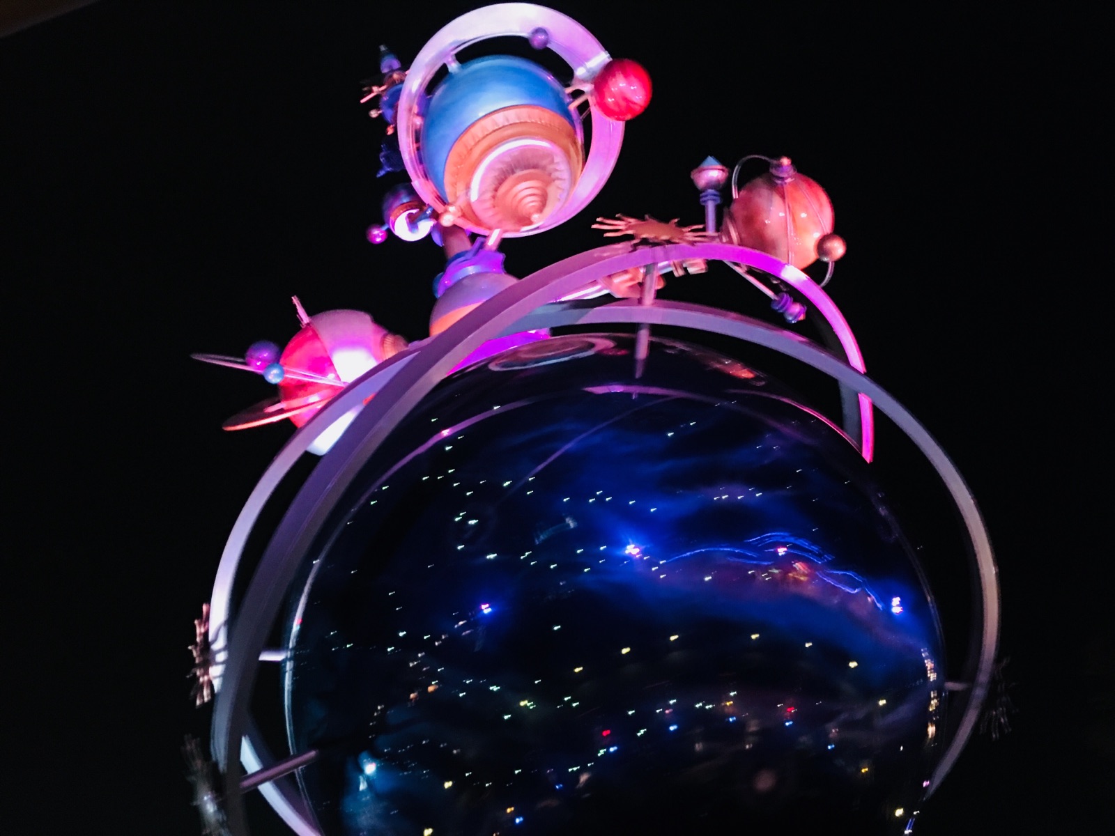 全球最小规模的迪士尼，因公主城堡维修中，晚上八点的烟火秀改为灯彩车游行