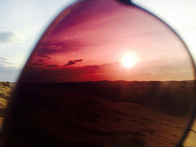 我见过海上的日出，也见过高山的日出，这次，我想看看腾格里沙漠的日出。沙
