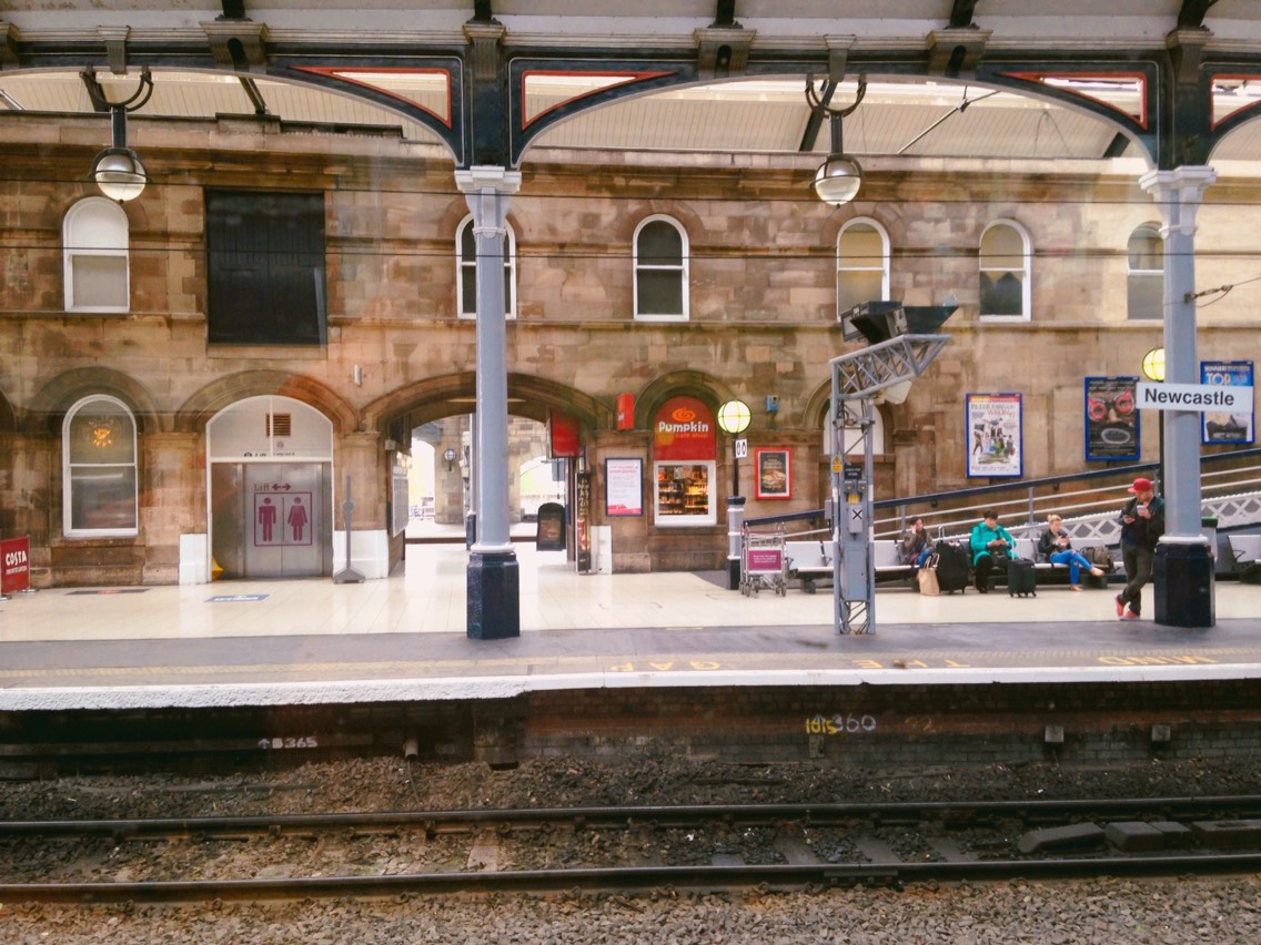 哈利波特的9又4分之三站台景点在乘车的站台外面，电子显示屏的左边～