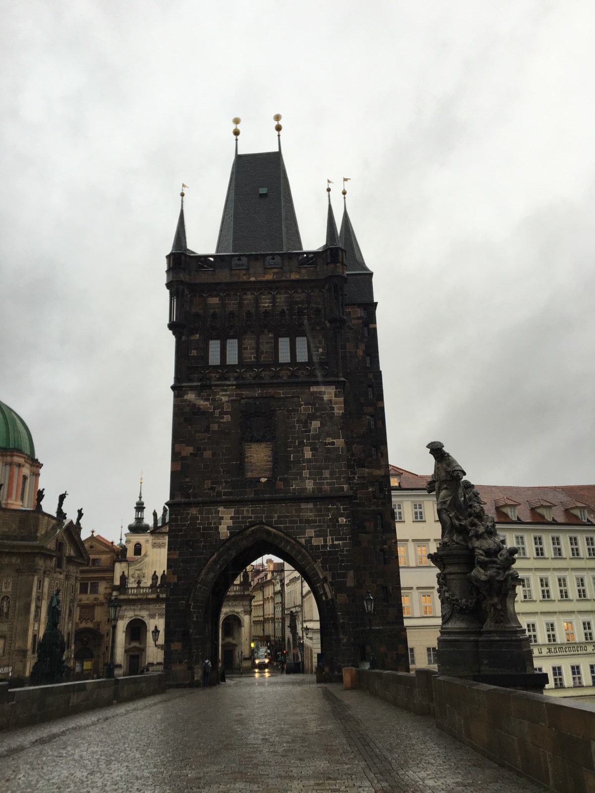 提起布拉格人人都会想到的地方。两端分别是布拉格城堡区和旧城区，以前这里