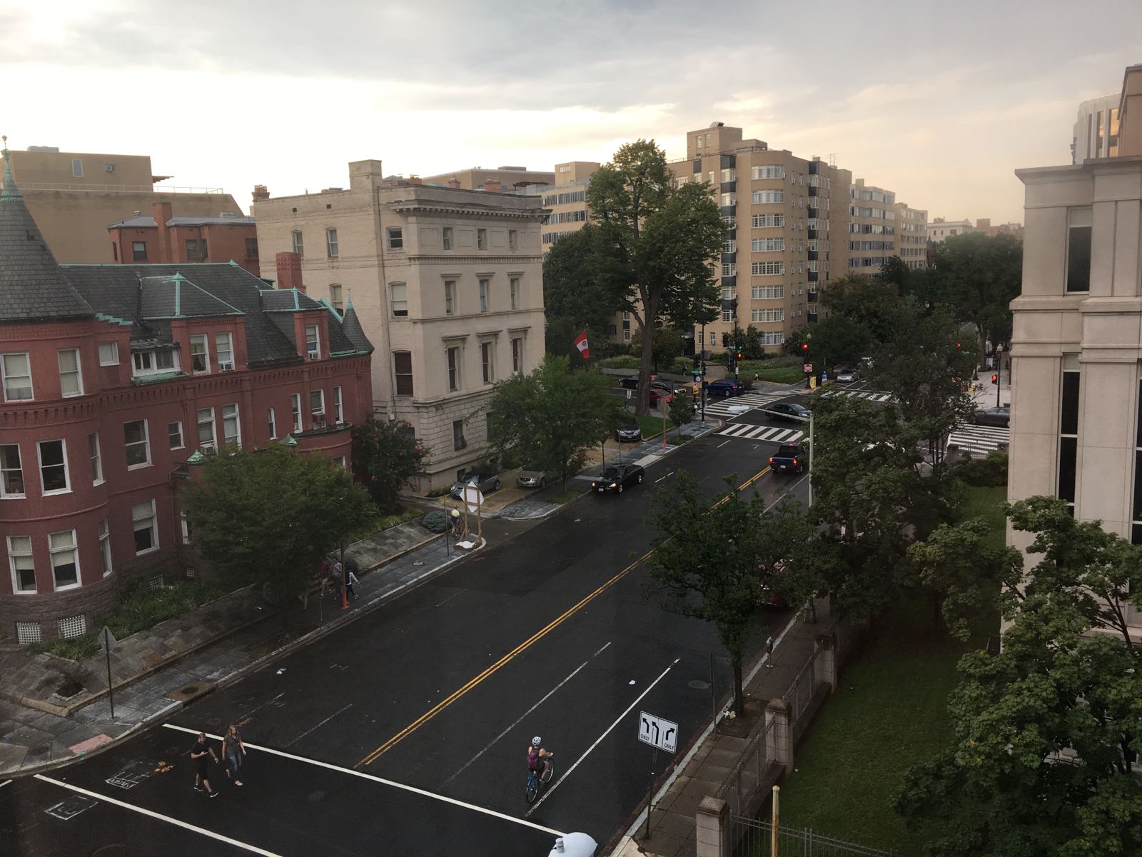 Washington, D.C干干净净的城市，雨后的华盛顿格外映射出华
