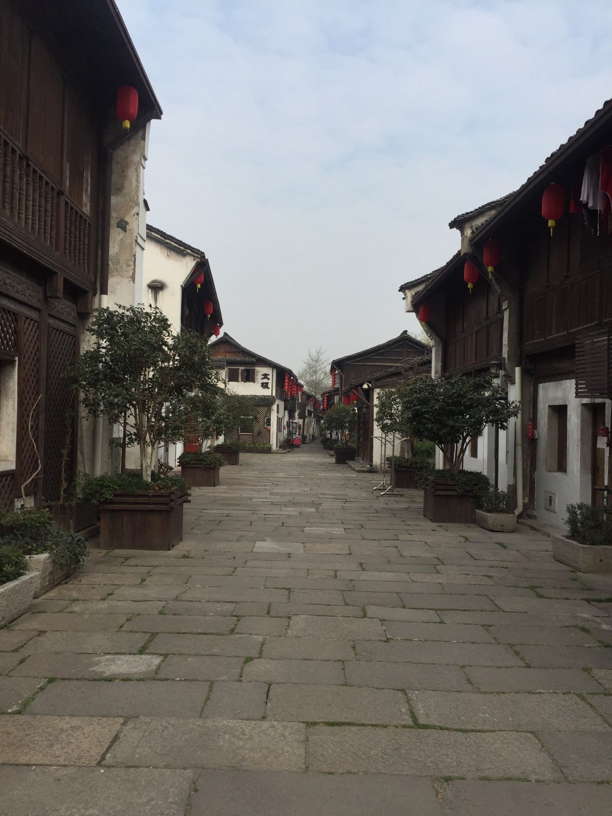在运河边的一个据说保持得不错的旧街。据说杭州市政府是维修了旧房子，还有