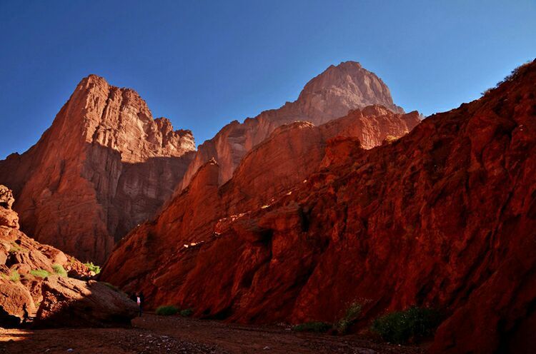 超级罕见的旱地自然风景区。通体由红褐色的巨大山体组成，又称“红山大峡谷