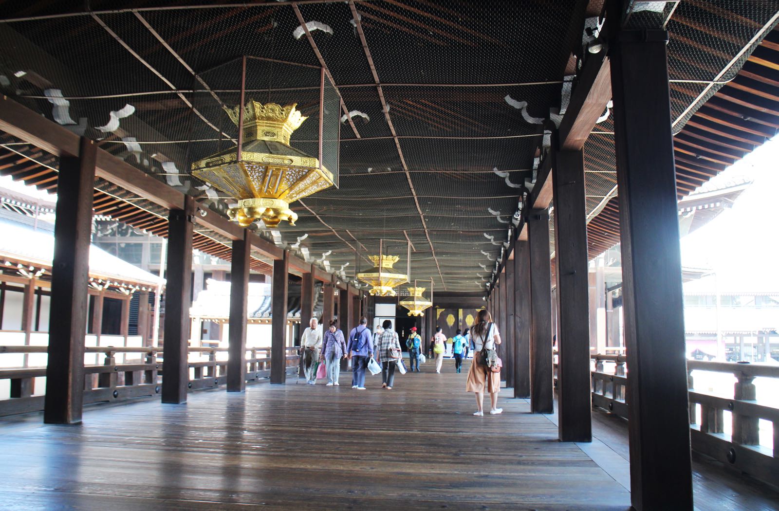 离开伏见稻荷大社便去了本愿寺。本愿寺位于京都的大型寺庙，这边可以体验到