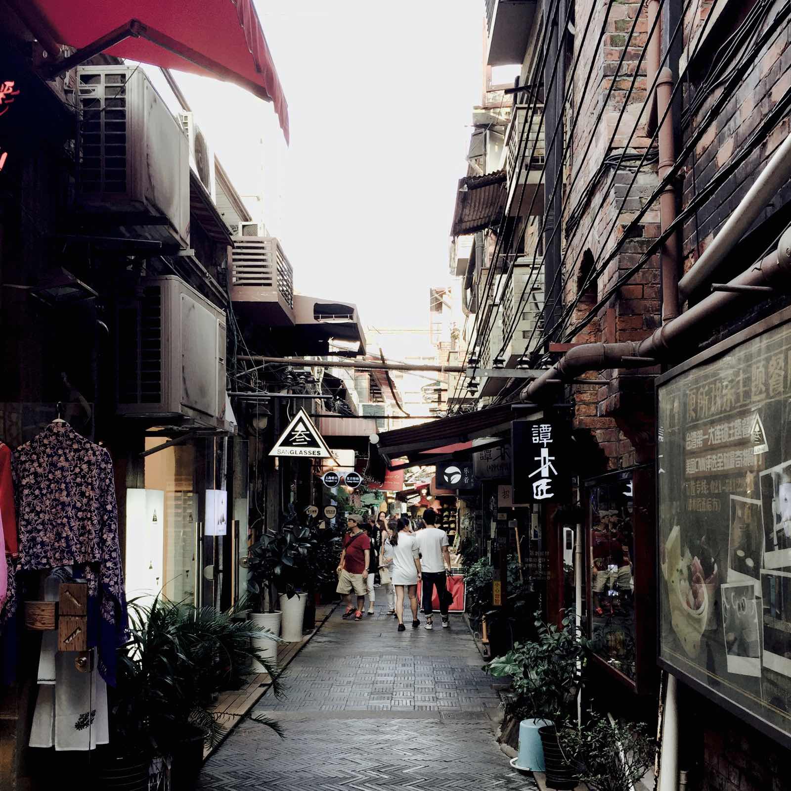 田子坊就好像厦门的鼓浪屿 各种文青范儿店 我喜欢的上海就是各种小弄堂